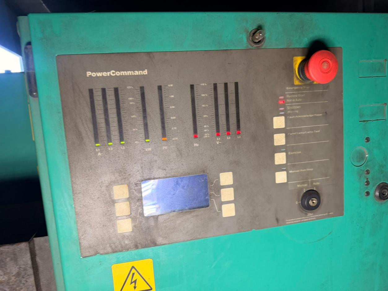 Mounted Cummins PowerCommand control panel and emergency stop - 2014 CPG C900 D5 Cummins containerised generator