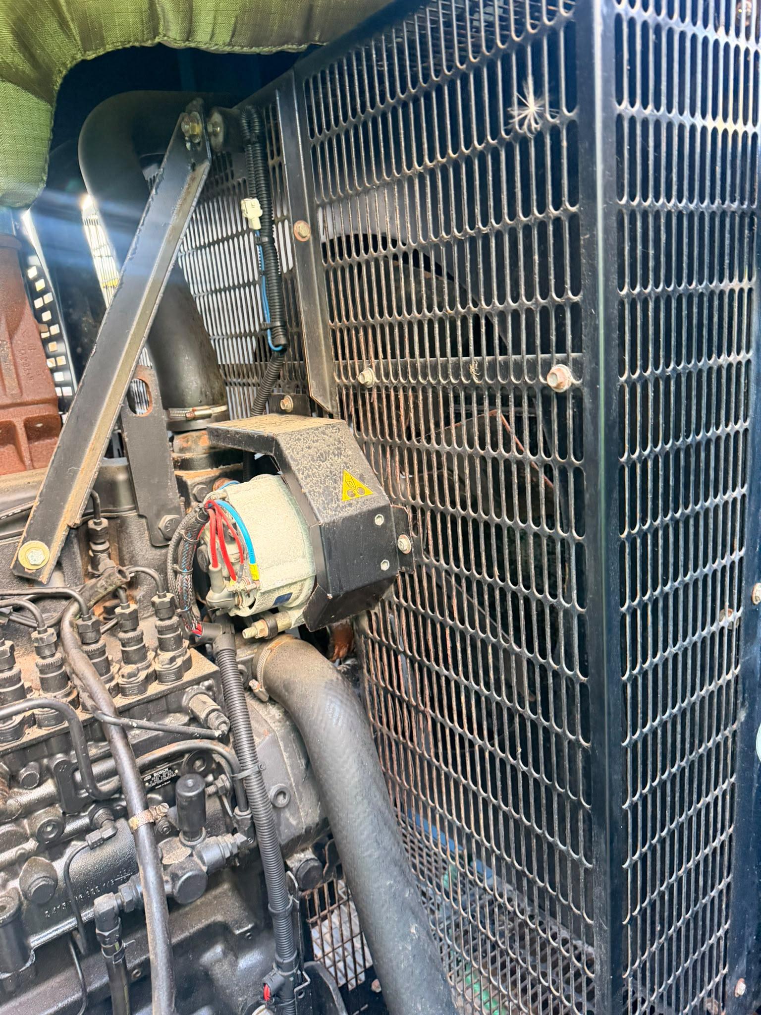 Radiator and engine cooling installation in the SDMO J300K generator