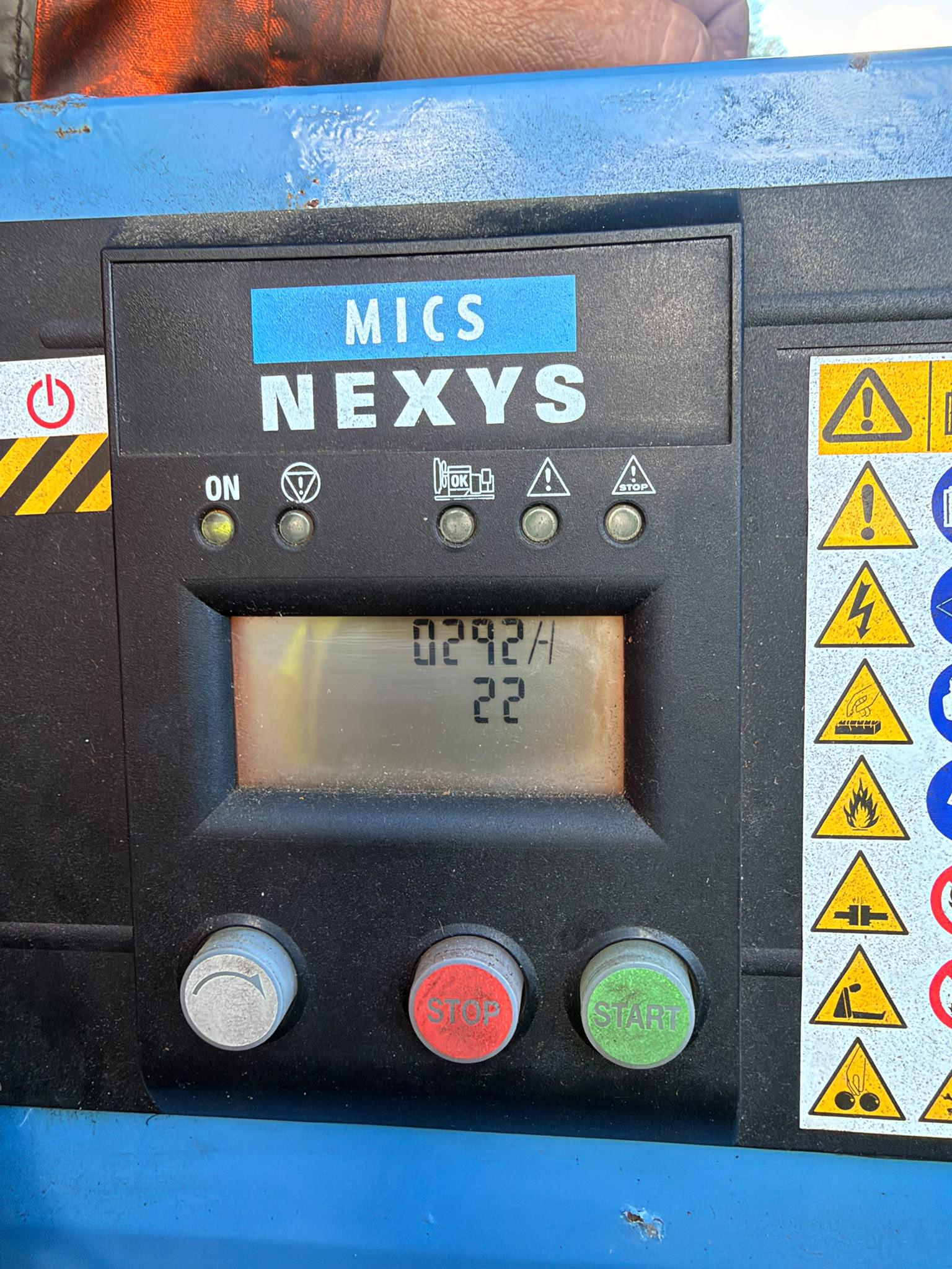 SDMO controller display showing 0292H, corresponding to 292 recorded hours